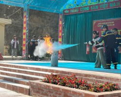 Phòng Cảnh sát Phòng cháy, chữa cháy và Cứu nạn, cứu hộ thuộc Công an tỉnh Điện Biên đã tuyên truyền kiến thức, kỹ năng về phòng cháy, chữa cháy và cứu nạn, cứu hộ cho cán bộ, giáo viên, nhân viên và học sinh trường PTDTBT THCS Keo Lôm